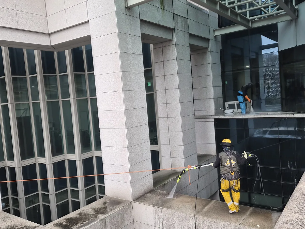 장수군 번암면 상가건물 옥상 파라펫 장비 주변 정밀 위생청소 사례 - 행진크린