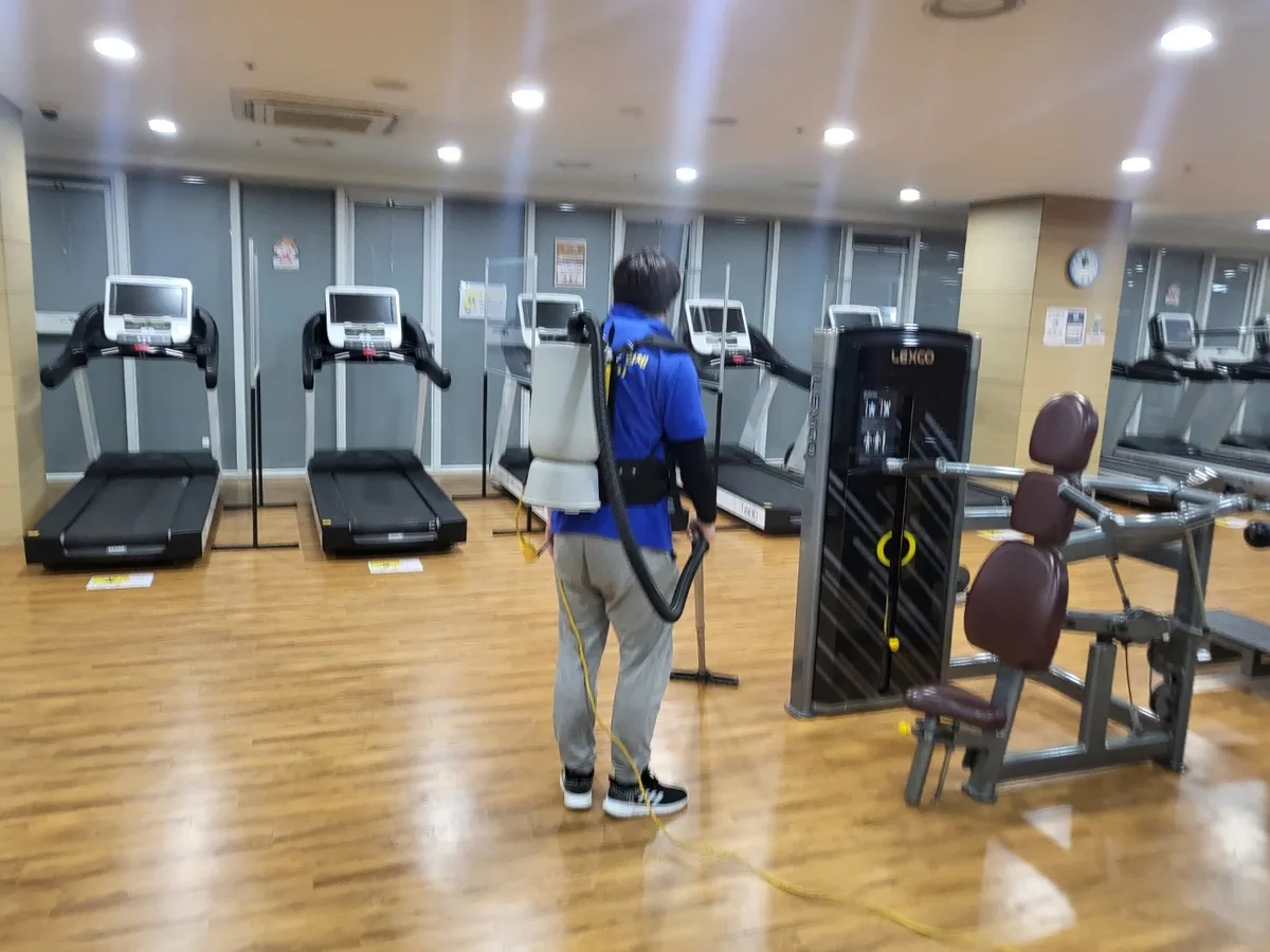 전주시 덕진구 만성동 헬스장 샤워실 장비 주변 정밀 위생청소 사례 - 행진크린
